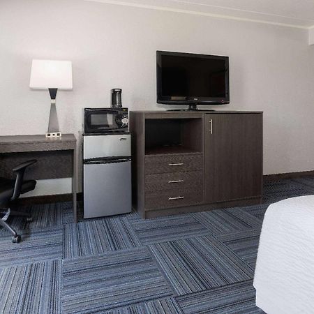 Baymont By Wyndham Appleton Hotel Екстериор снимка