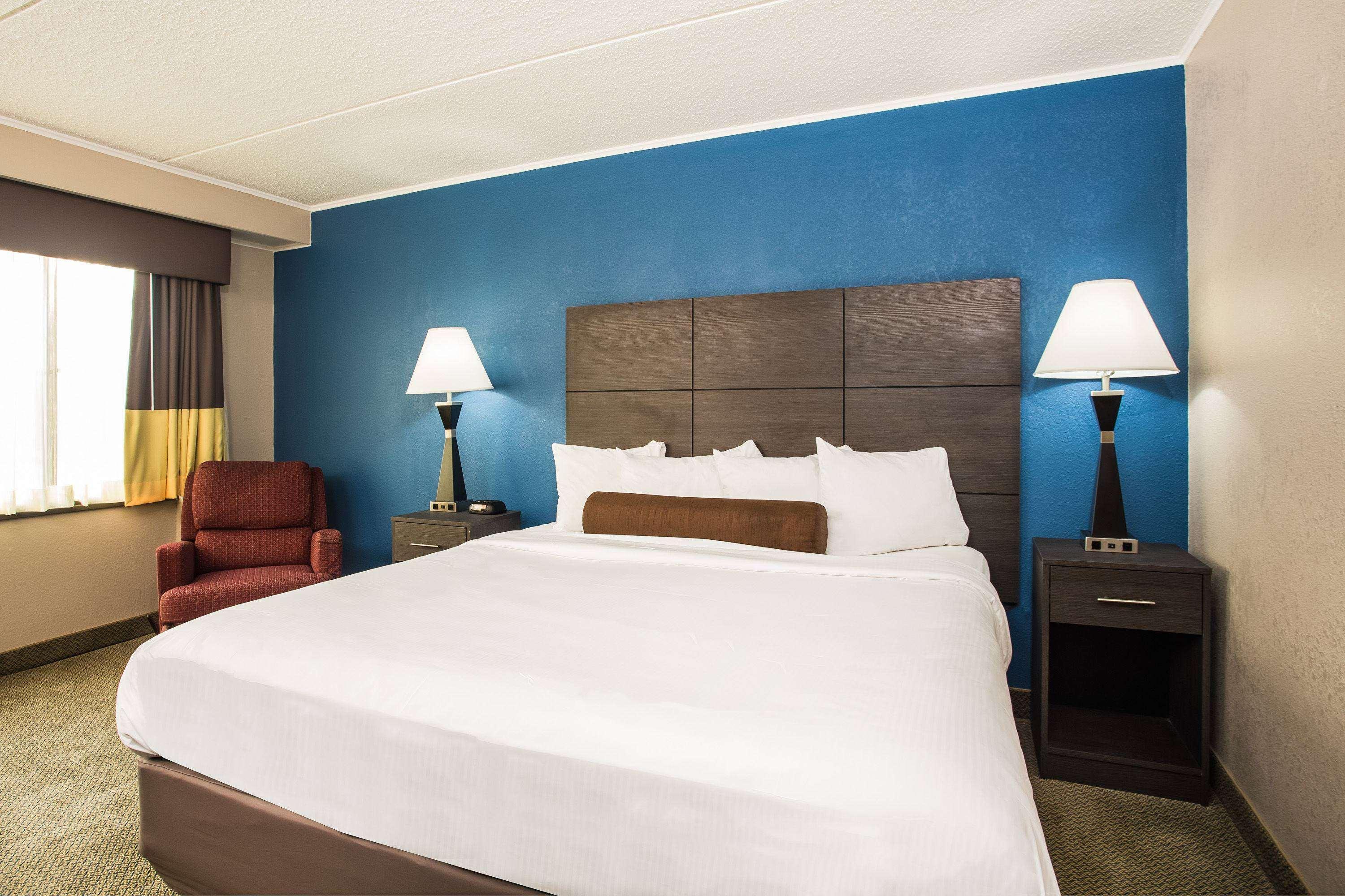 Baymont By Wyndham Appleton Hotel Екстериор снимка
