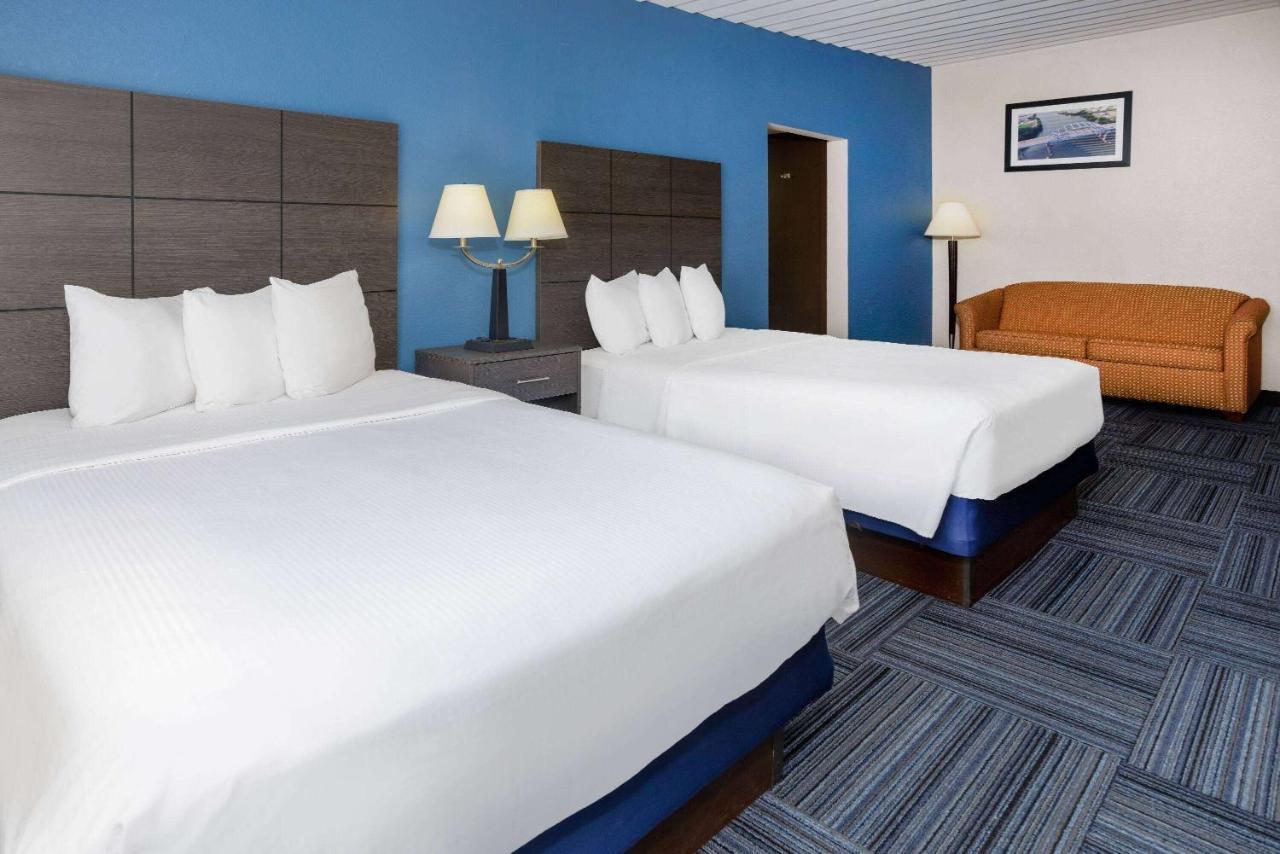 Baymont By Wyndham Appleton Hotel Екстериор снимка