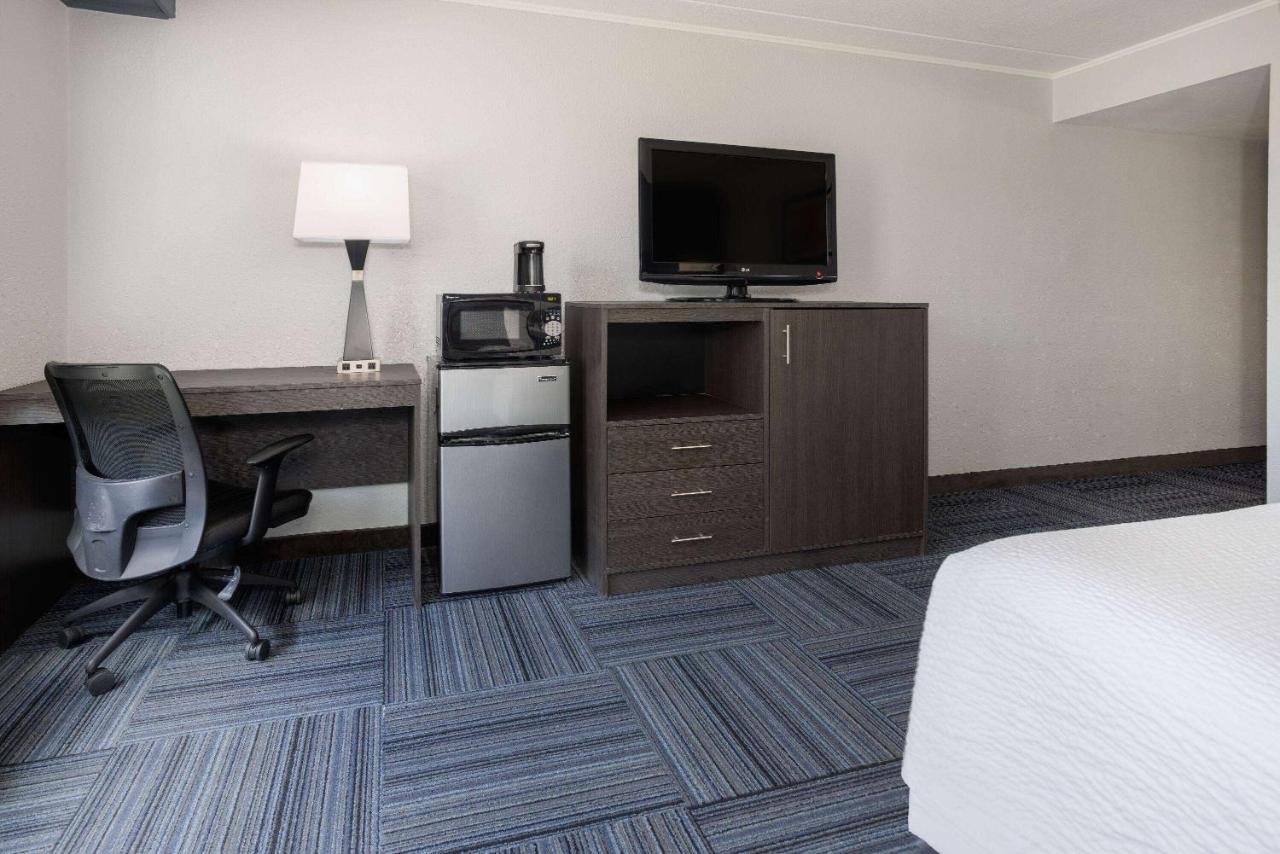 Baymont By Wyndham Appleton Hotel Екстериор снимка