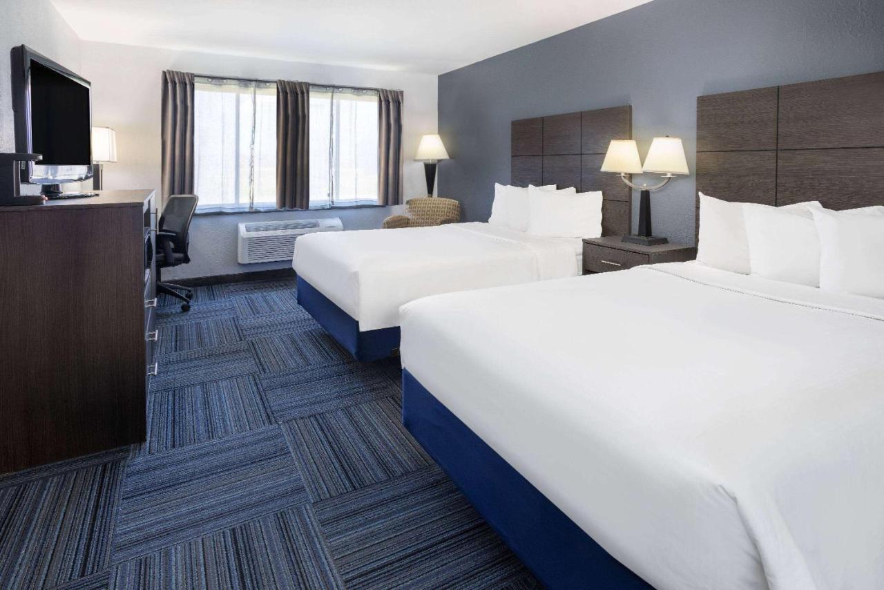 Baymont By Wyndham Appleton Hotel Екстериор снимка