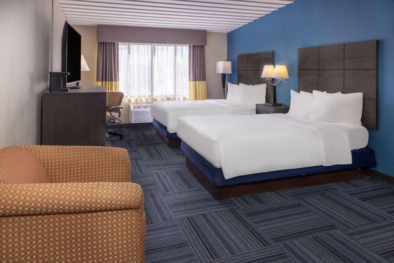 Baymont By Wyndham Appleton Hotel Екстериор снимка