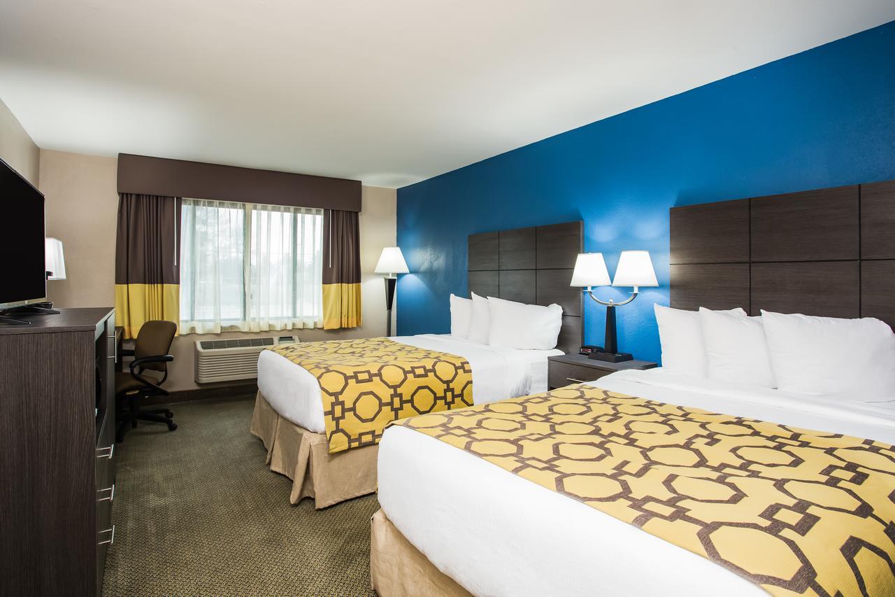 Baymont By Wyndham Appleton Hotel Екстериор снимка